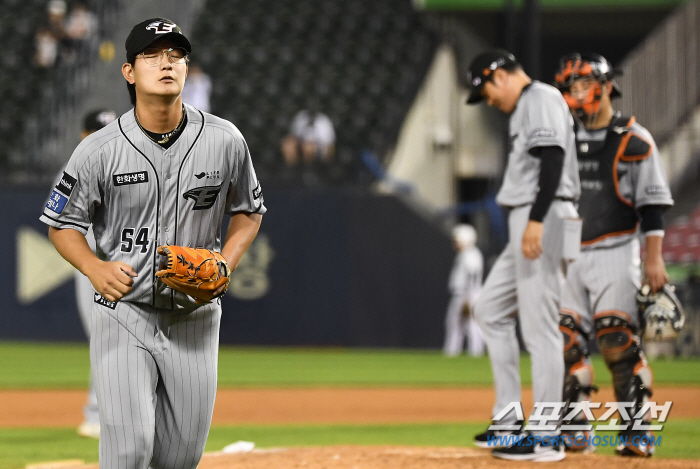 '영점이 안 잡히네' 0.1이닝 강판 슈퍼루키, '160km 강속구도 제…