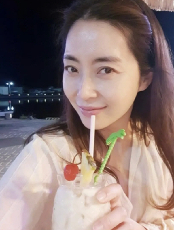 '설경구♥' 송윤아, 메이크업 없이도 빛나는 미모…활동 비수기에도 이정도…