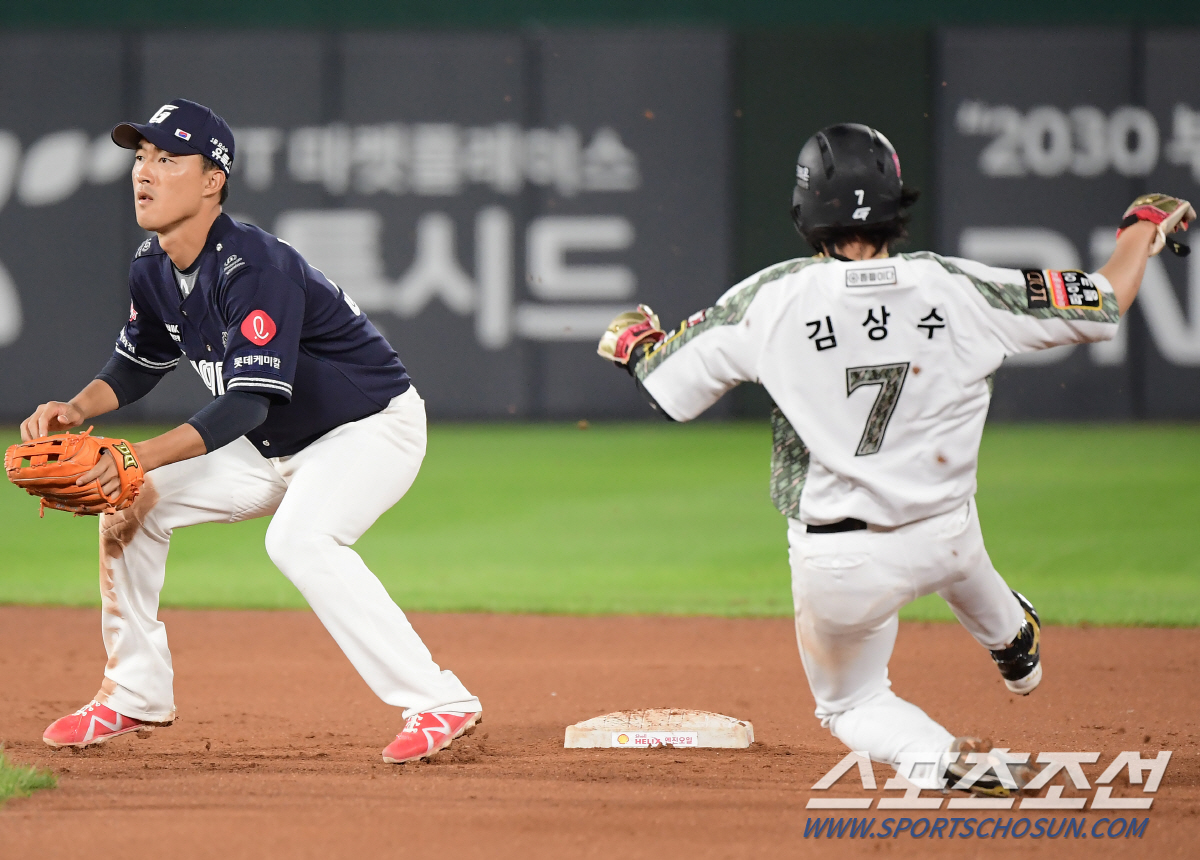 '연쇄사인마의 친절한 오지랖인가?' 상대 포수 견제구 자제시킨 3루주자의…