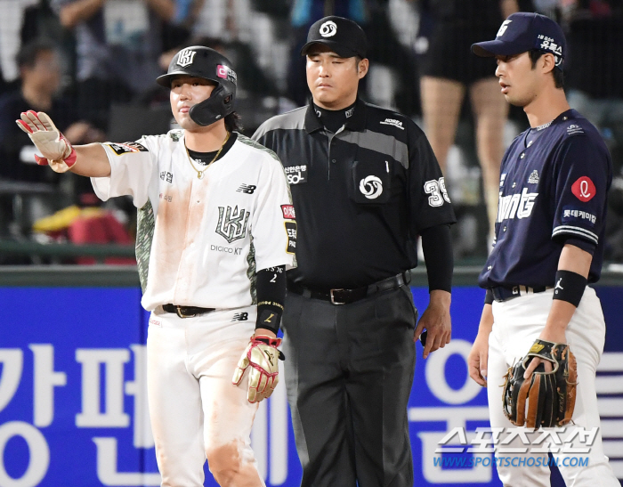 '연쇄사인마의 친절한 오지랖인가?' 상대 포수 견제구 자제시킨 3루주자의…