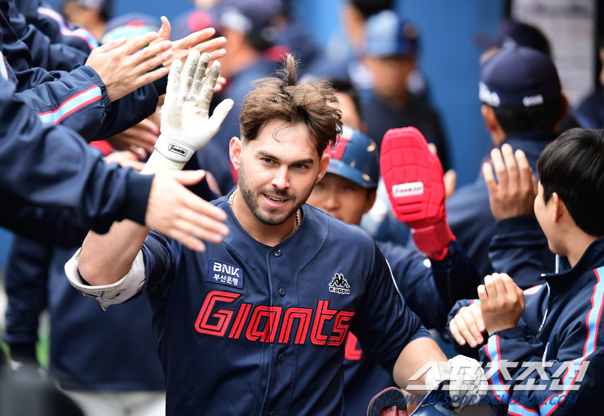 무릎 보호대 차고 훈련, 수비 부담에 지명타자 출전...결과는 4타수 무…
