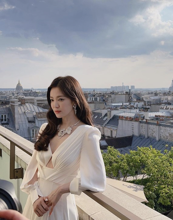 "이 투샷을 보다니" 송혜교·차은우, 프랑스서 얼굴로 국위선양
