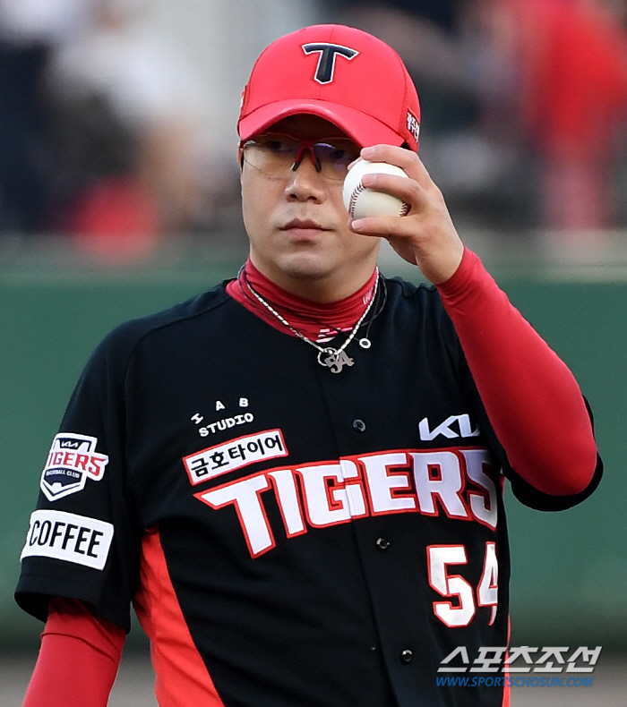 "로테이션 조정 없다" 데뷔 첫 연속 7자책 '충격' 대투수, 그대로 간…