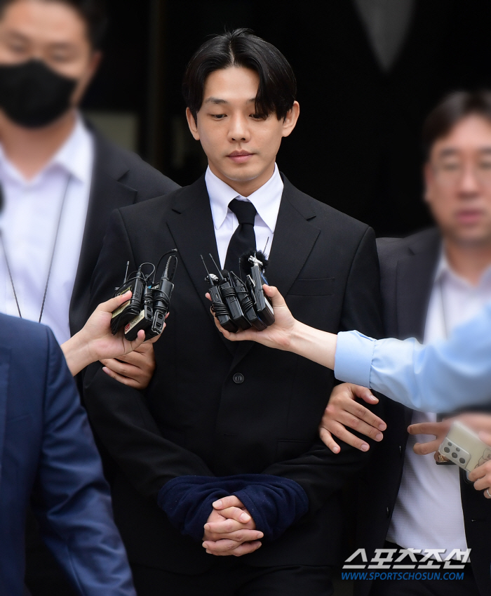 [종합] "警영장 재신청 포기"…유아인, '프로포폴→코카인' 수사 마무리…