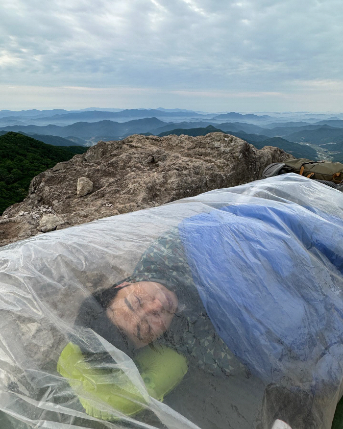 "저 잘 지내고 있어요"…산 정상에서 비닐두르고 노숙한 개그맨 "역시 자…