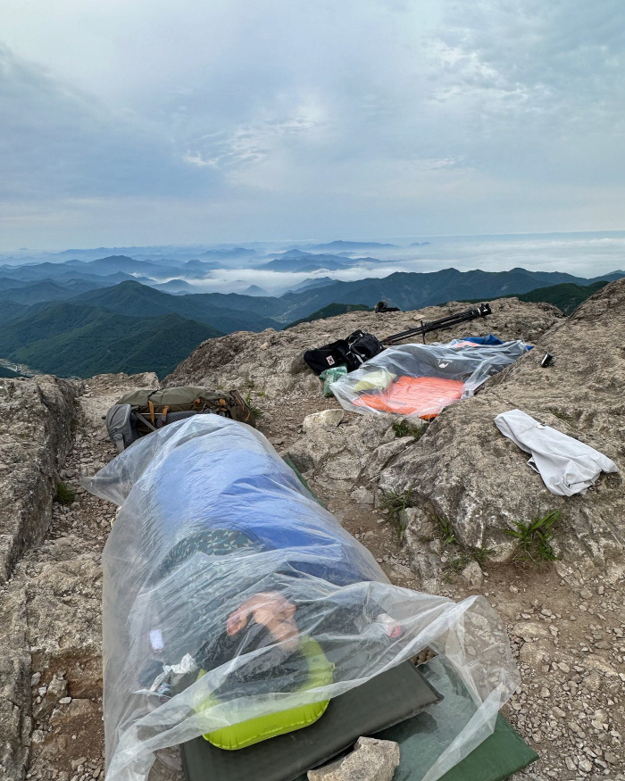 "저 잘 지내고 있어요"…산 정상에서 비닐두르고 노숙한 개그맨 "역시 자…