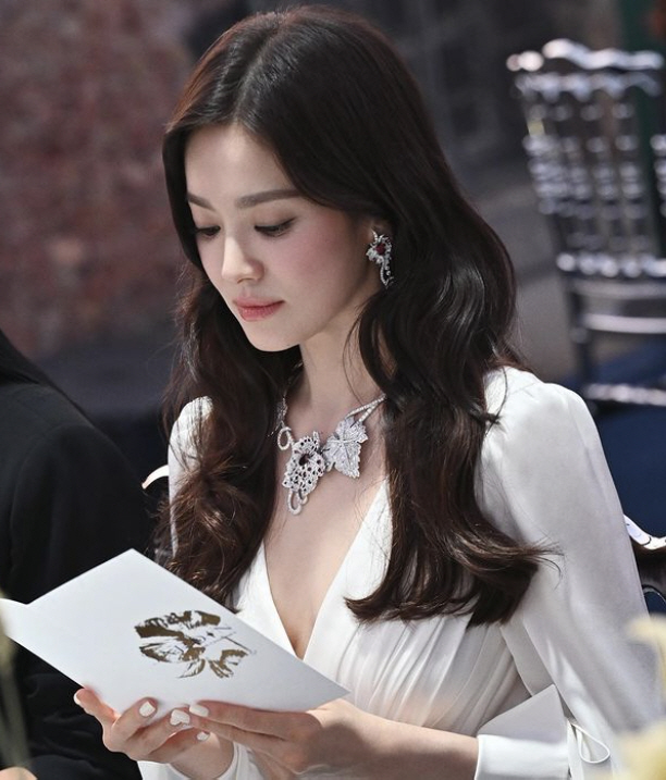 송혜교, 직접 공개한 '그날의 사진'…주변 압살하는 '충격적인 아름다움'