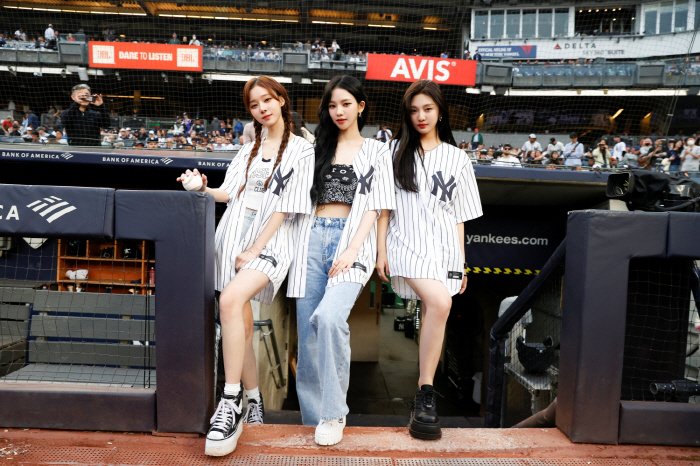 "K팝 센세이션"…에스파, 지젤 없이 美 MLB 양키스타디움 첫 시구