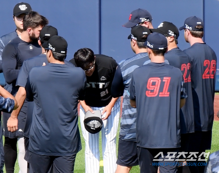 심각했던 선수단 미팅, 상처받은 동료를 위한 격려...거인의 '기세'는 …