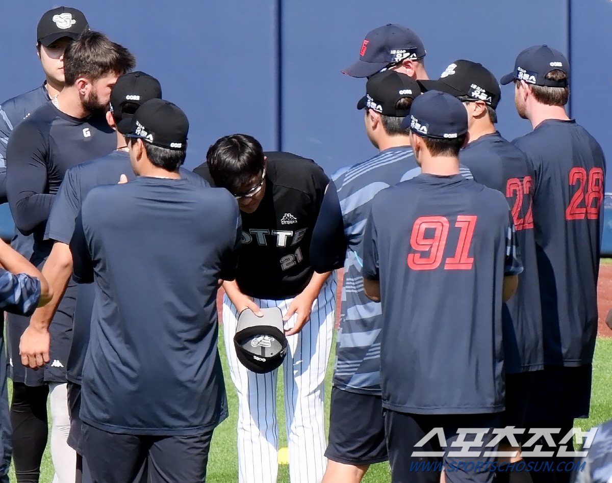 심각했던 선수단 미팅, 상처받은 동료를 위한 격려...거인의 '기세'는 …