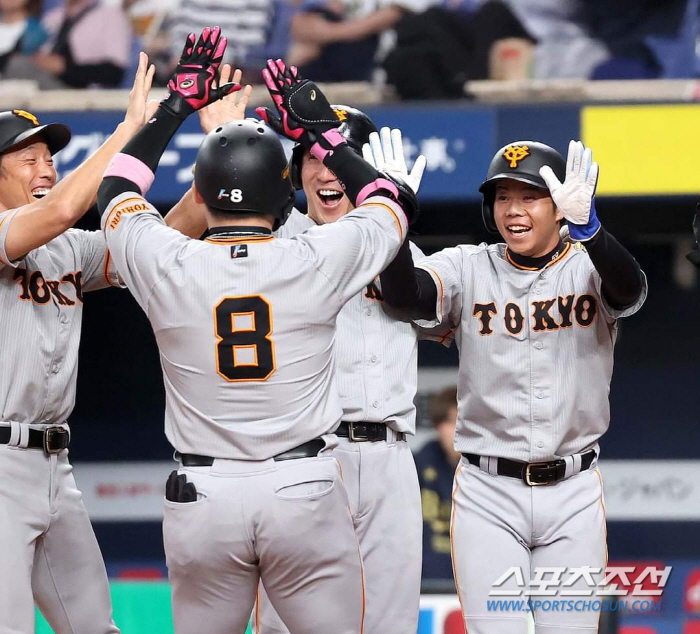0-0 연장 10회 공 4개로 아웃카운트 2개…2사후 대타 만루홈런으로 6득점, 요미우리 거짓말같은 드라마 연출