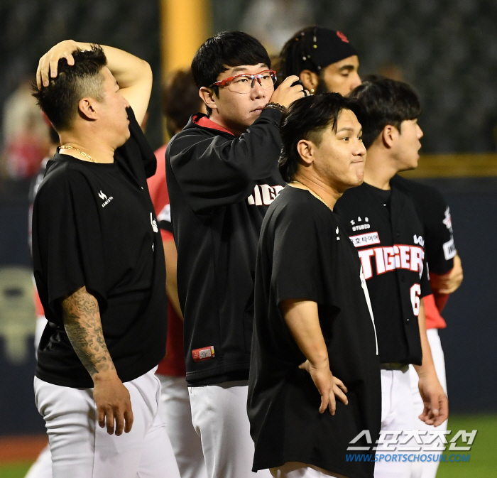 '가장 뜨거운 불혹의 4번 타자' 타이거즈 이끄는 최형우, '성범·도영 …