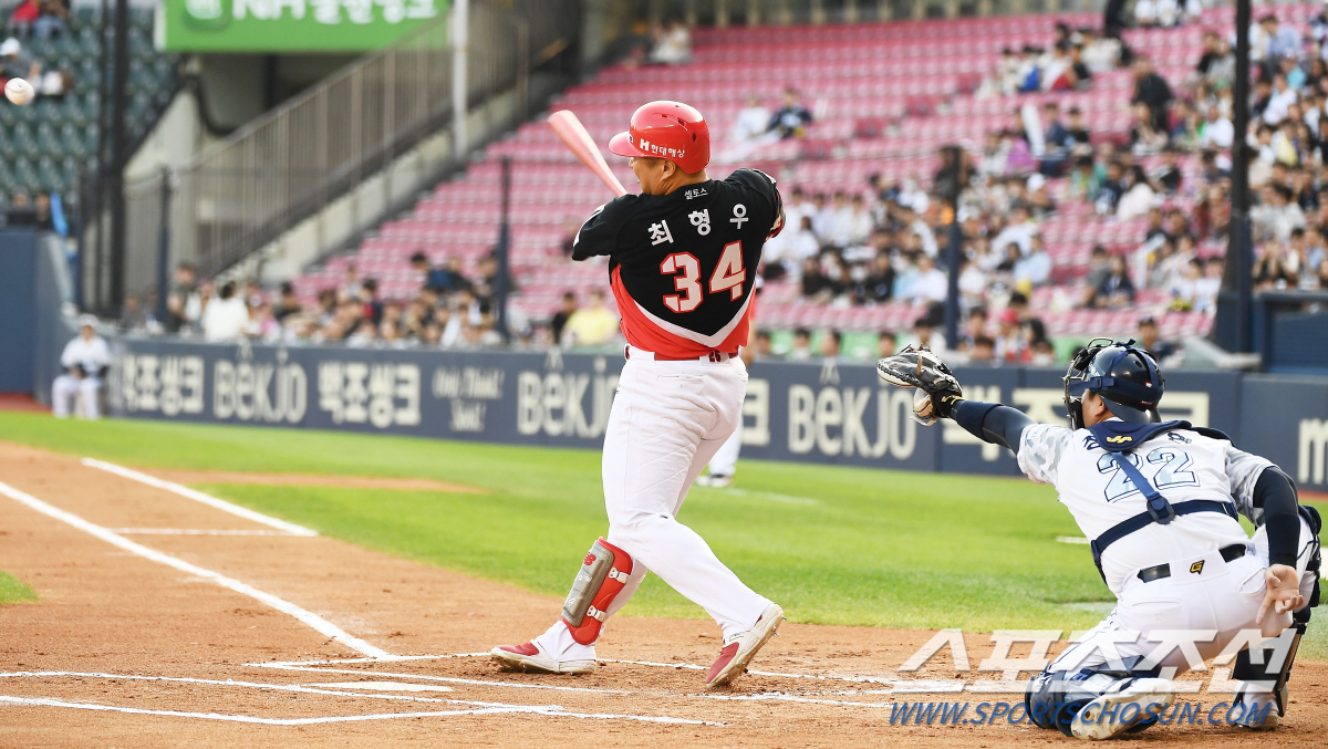 '가장 뜨거운 불혹의 4번 타자' 타이거즈 이끄는 최형우, '성범·도영 …