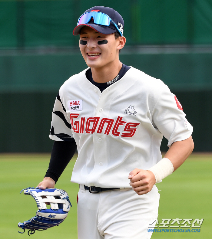 '손목' 노진혁→'링거' 전준우마저 선발 제외…윤동희, 데뷔 첫 4번 출…