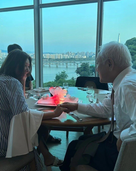 최명길♥김한길, 결혼 28주년 기념 데이트…꼭 잡은 두손