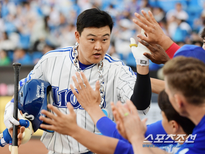 '타율 0.172였는데?' 50억 캡틴의 부활! 630일만의 연타석포→7…