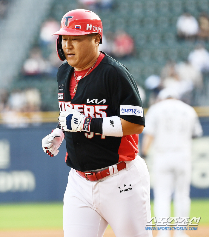 "왕조 시절 못지 않다" 불혹의 해결사 향한 극찬…2년 연속 40세 황금…