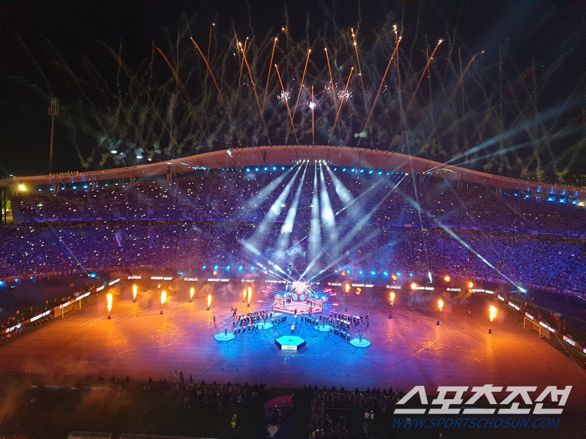 [이스탄불Live]맨시티 팬들, 경기 전 가수 공연에 '응원가 떼창'으로…