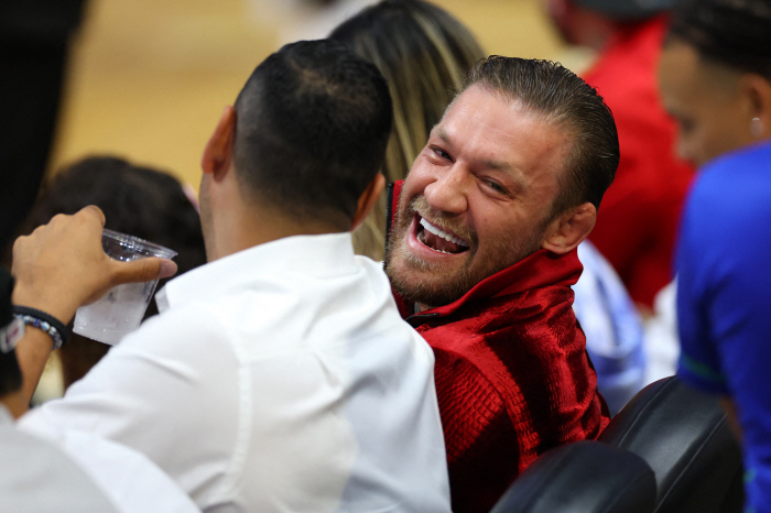 충격! UFC 슈퍼스타 맥그리거 NBA 파이널 4차전 이벤트 의도적 두차례 강펀치. 마이애미 마스코트 그대로 실신 응급실행