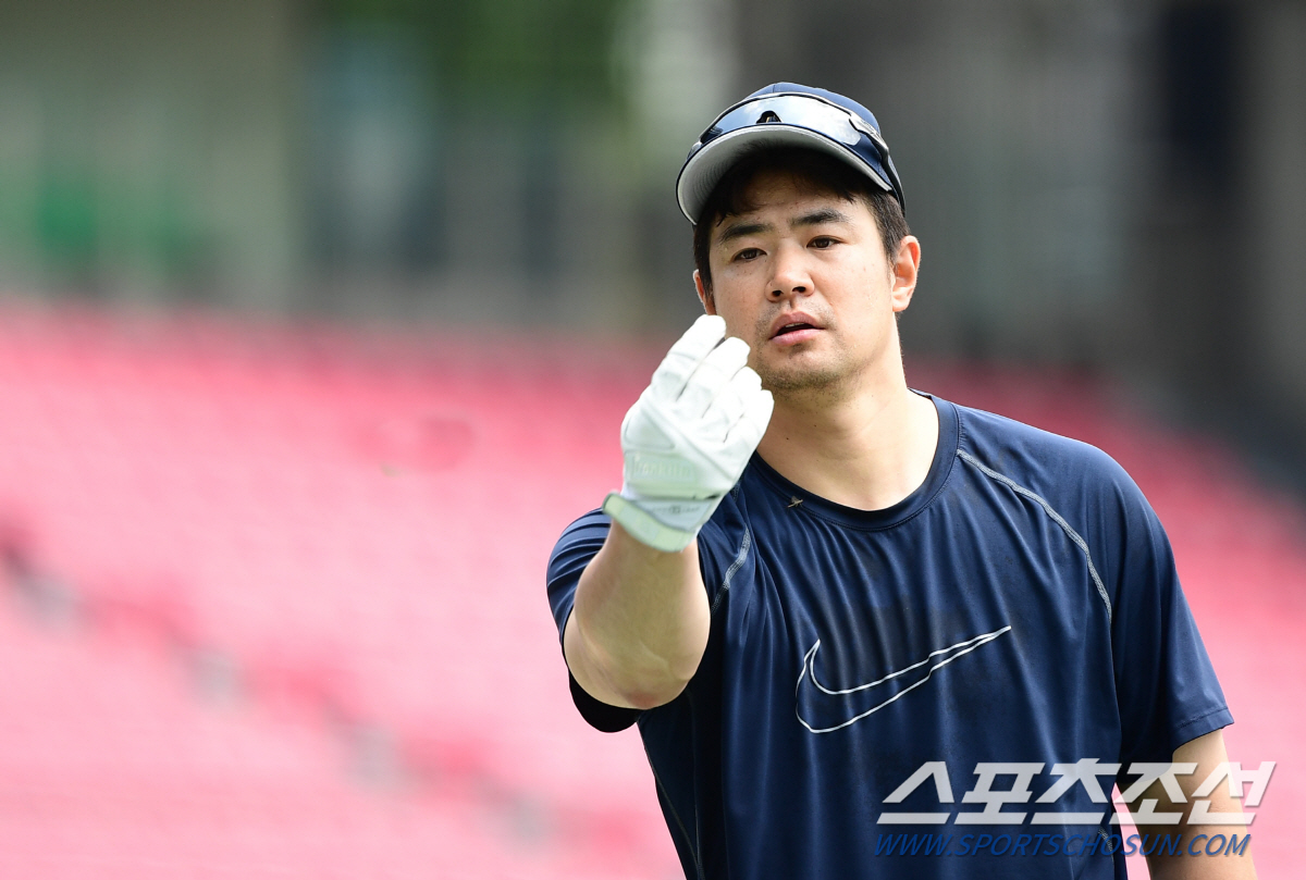 텅빈 그라운드에 홀로 자율 학습 '4번타자 김재환' 부활을 위한 안간힘 …