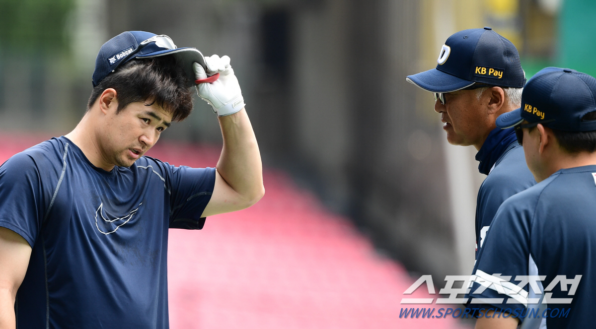 텅빈 그라운드에 홀로 자율 학습 '4번타자 김재환' 부활을 위한 안간힘 …