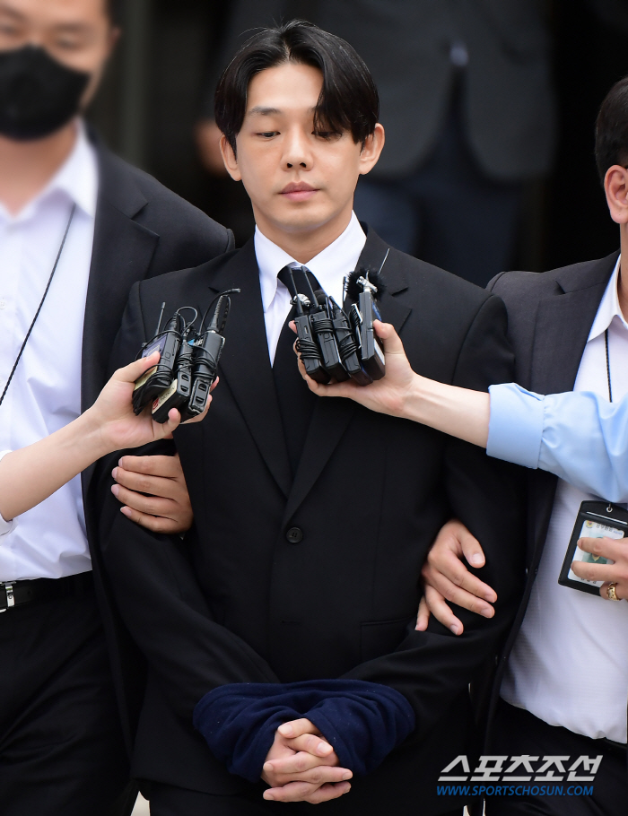 [종합] 유아인, 마약류 5종→7종 추가 혐의 檢 송치…'도피자금' 지원…