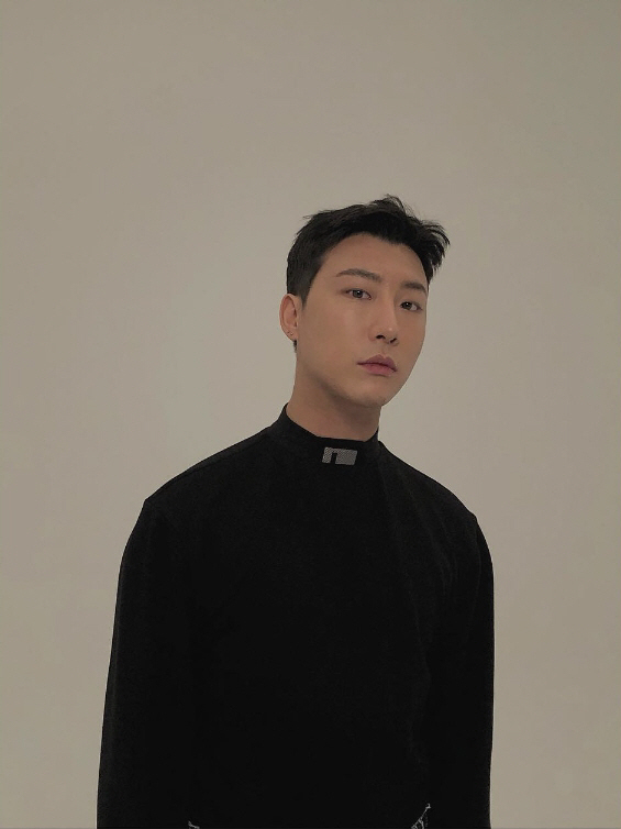 [종합] 유아인, 마약류 5종→7종 추가 혐의 檢 송치…'도피자금' 지원…