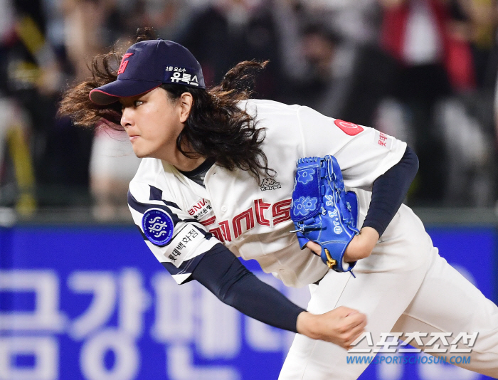 '장발마무리' 김원중, 9회말 등 통증으로 교체…"근육 경직 증상, 선수…