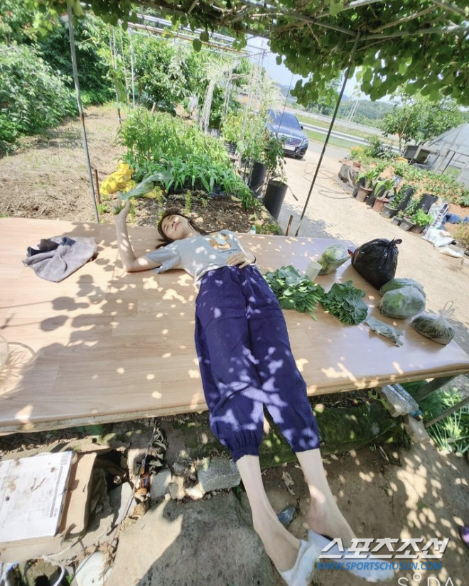 하지원, 고무신에 엄지 '발꼬락'까지 리얼 노출…소탈함에 톱여배우 어디에…