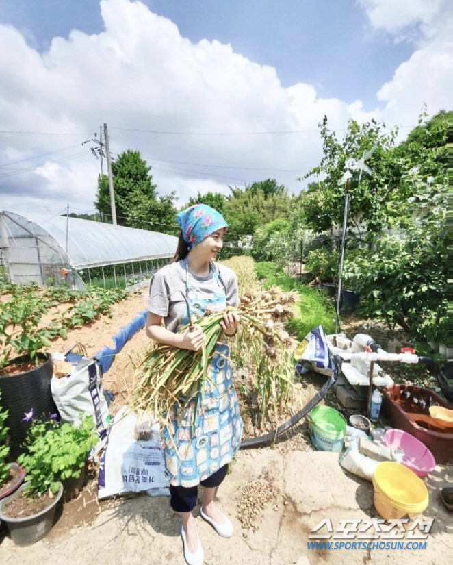 하지원, 고무신에 엄지 '발꼬락'까지 리얼 노출…소탈함에 톱여배우 어디에…