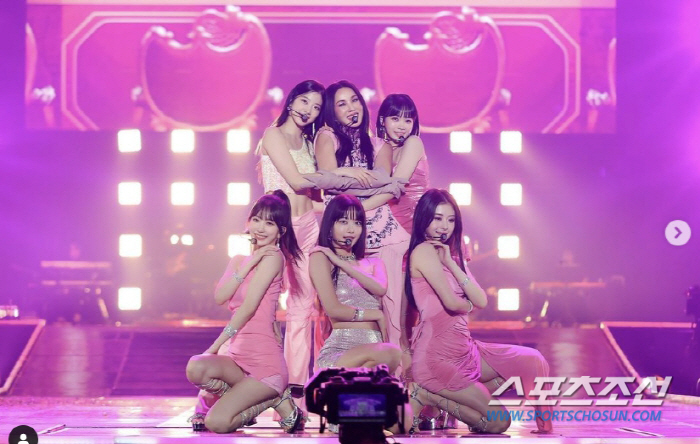 '54세' 엄정화, '17세' 르세라핌 막내와도 '완벽 호흡'…나이 차이…