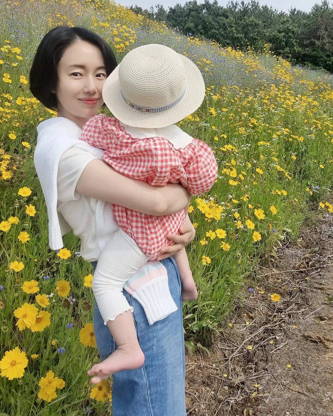 이정현, ♥의사 남편+딸과 떠난 첫 가족 여행...인형 같은 딸 뒤태 '…