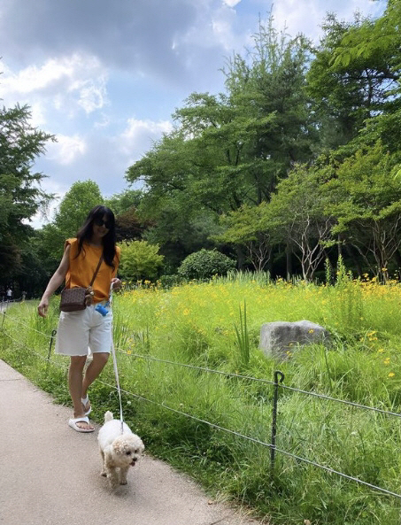 '4남매 부모' 정혜영♥션, 대가족 산책...귀요미 막내에 '시선 집중'