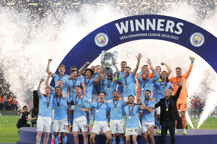 '영광의 트레블' 맨시티, 유니폼에 'UEFA 인증 휘장' 못 박는다..…