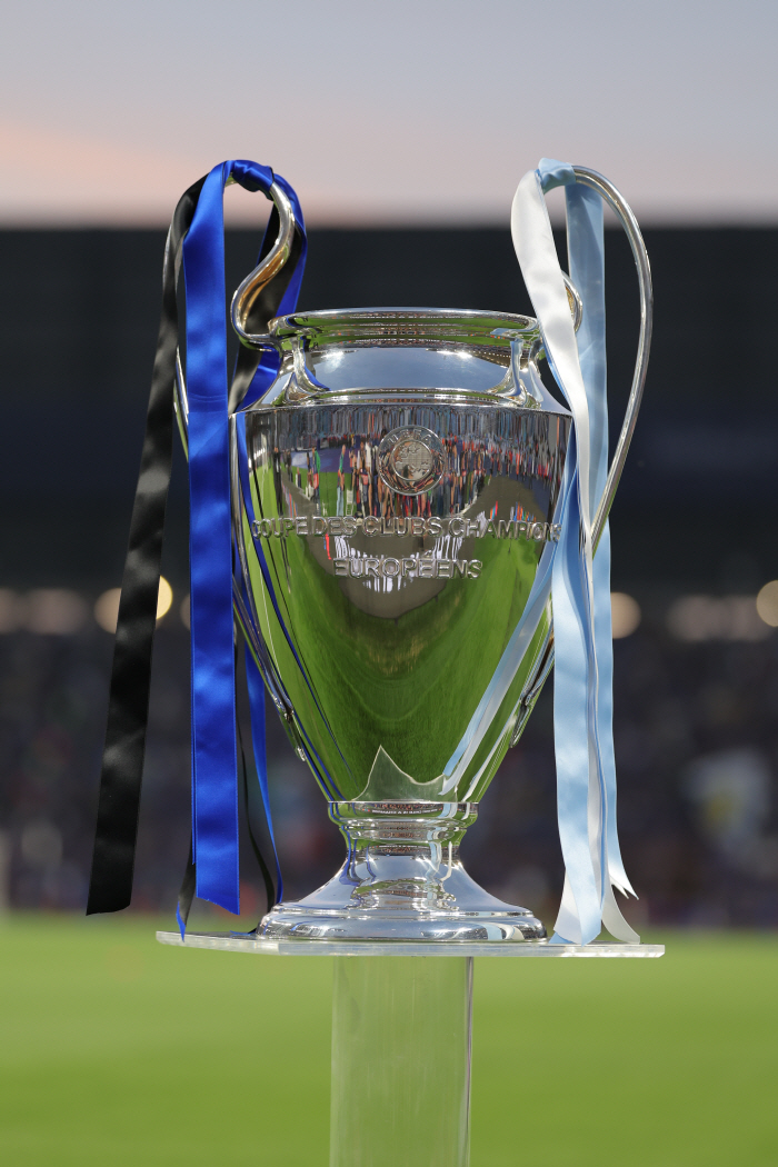 '영광의 트레블' 맨시티, 유니폼에 'UEFA 인증 휘장' 못 박는다..…