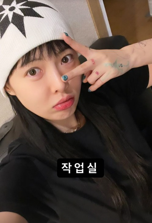 '화가' 된 현아, 청순한 민낯+물감 묻은 손 "눈 뜨면 작업실"