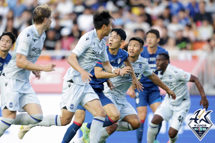 '역대급 위기' 수원 삼성, 승점 1점 획득에 안도해야 하는 씁쓸한 현실