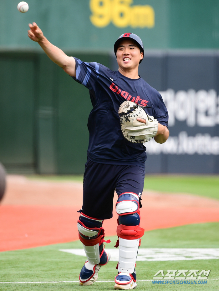 '장타력 장착한 안방마님' 손성빈 '80억 포수와 나란히 안방 지키기 돌…