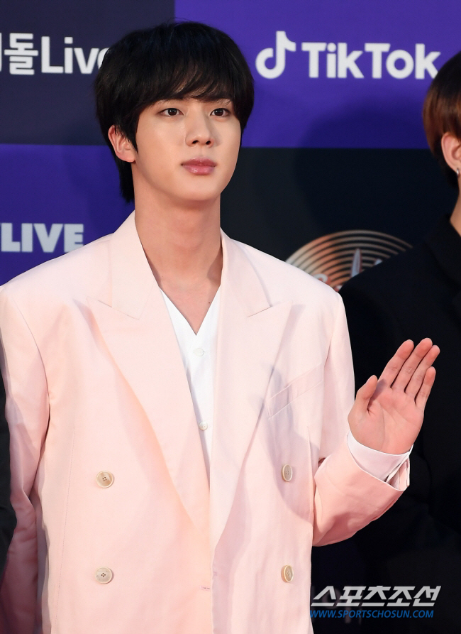 [전문]방탄소년단 진, 군대서 데뷔 10주년 자축…"입대 전 콘텐츠 더 …