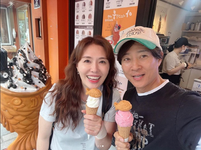 최수종♥하희라, 풋풋한 대학생 같은 부부의 데이트 "사랑을 나누는 행복한…