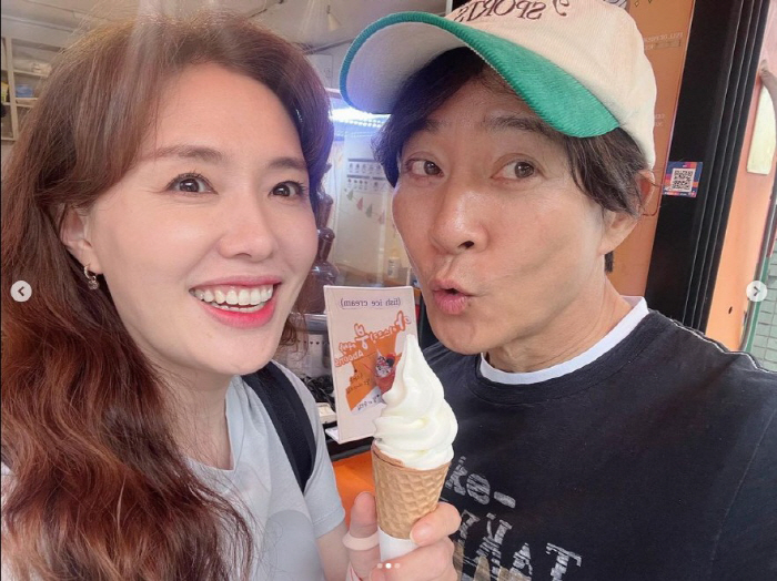 최수종♥하희라, 풋풋한 대학생 같은 부부의 데이트 "사랑을 나누는 행복한…