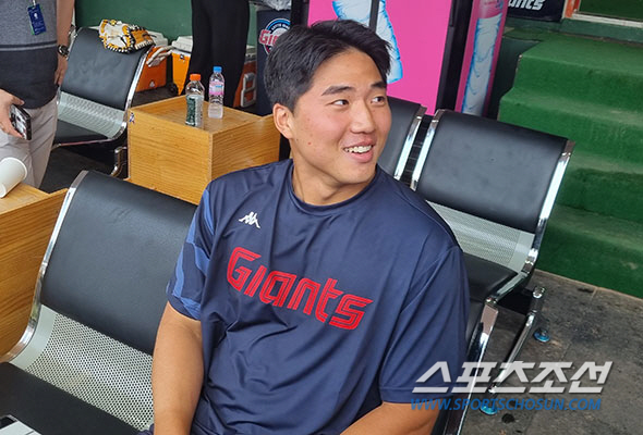 "슈퍼스타 컴백!" 박세웅 놀림에 빨갛게 물든 21세 손성빈…"공 받아보…