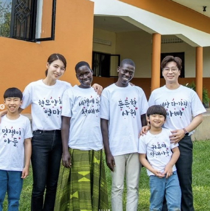 '뇌암 투병' 유은성♥김정화, 딸과 함께 올린 '합동 결혼식'…감동의 현…