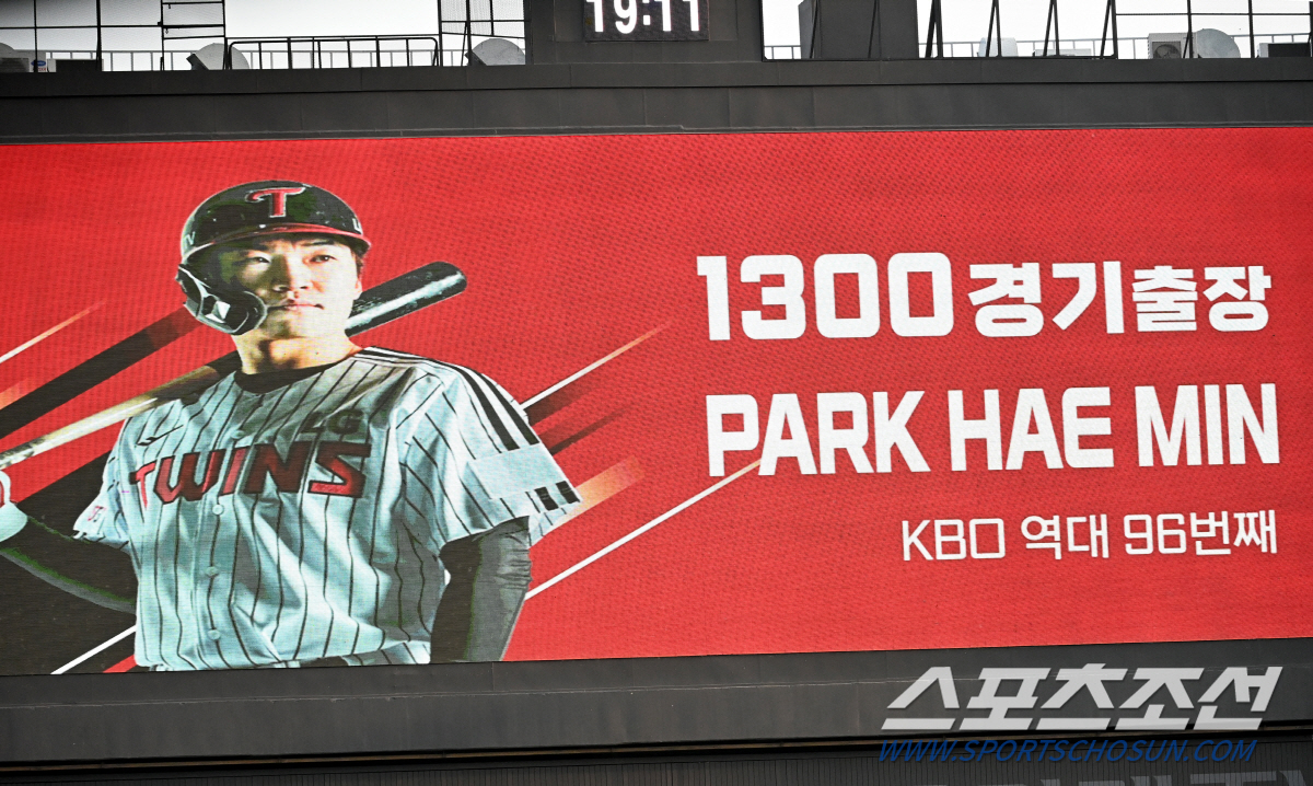 전광판 가리키며 기록 달성 축하, 유니폼은 달라도 변함없는 우정... 경…