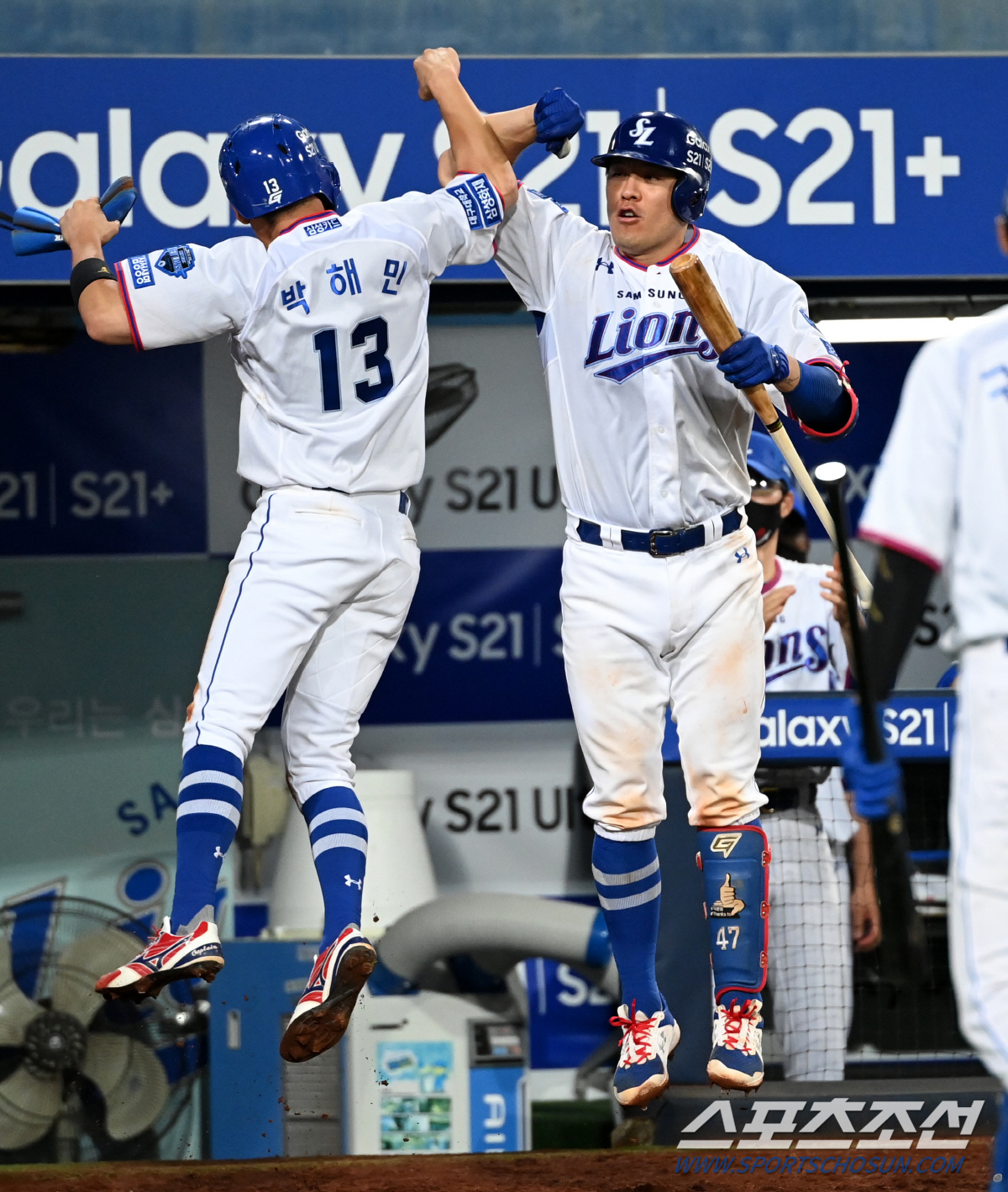 전광판 가리키며 기록 달성 축하, 유니폼은 달라도 변함없는 우정... 경…