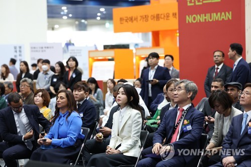 (서울=연합뉴스) 진성철 기자 = 김건희 여사가 14일 서울 강남구 코엑스에서 열린 서울국제도서전 개막식에 참석하고 있다. 2023.6.14 zjin@yna.co.kr