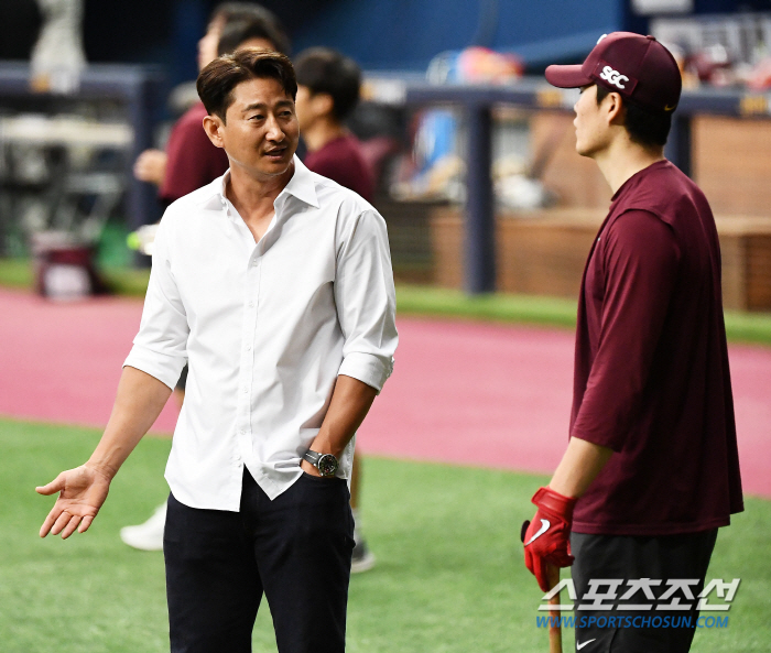 '와이셔츠 차림으로 타격폼 시범' 레전드의 남다른 후배 사랑, '학연·지…