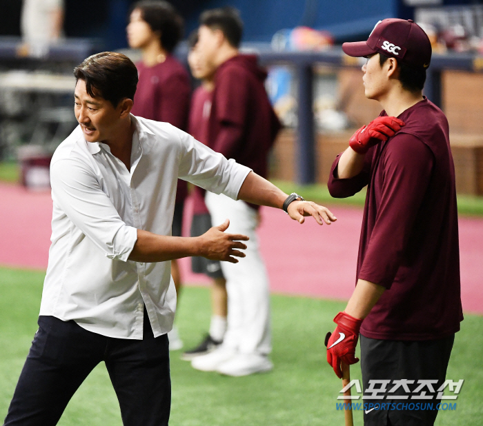 '와이셔츠 차림으로 타격폼 시범' 레전드의 남다른 후배 사랑, '학연·지…