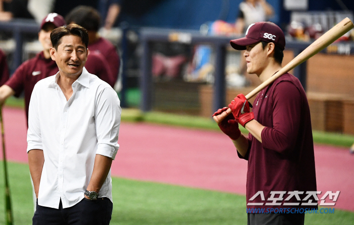 '와이셔츠 차림으로 타격폼 시범' 레전드의 남다른 후배 사랑, '학연·지…