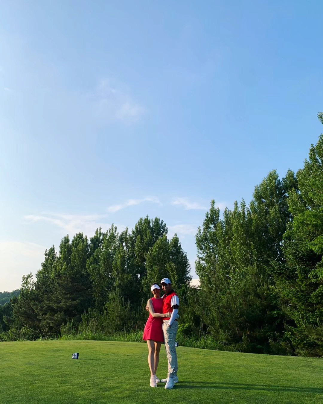 주진모♥민혜연, 꼭 끌어안고 스킨십...우월한 비율 뽐낸 '비주얼 부부'